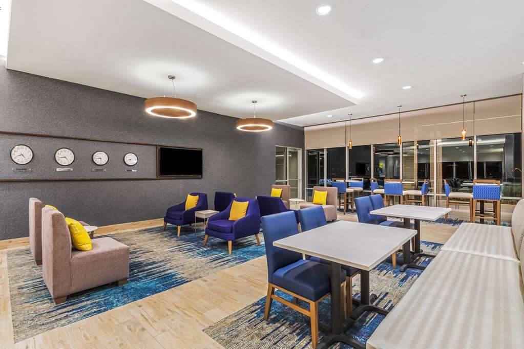 La Quinta Inn & Suites by Wyndham Kansas City Beacon Hill - photo 8