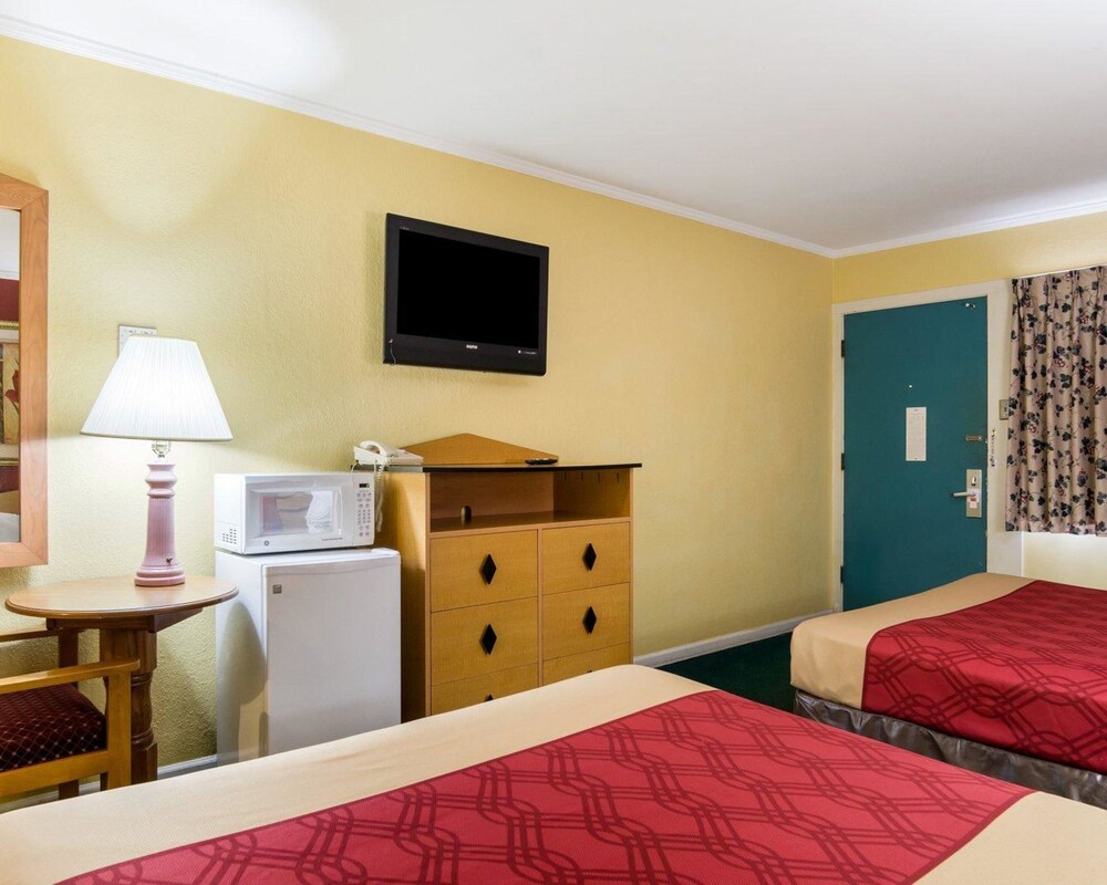 Econo Lodge Topeka Blvd. - photo 16