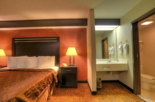 Smoky Mountain Inn & Suites - photo 7