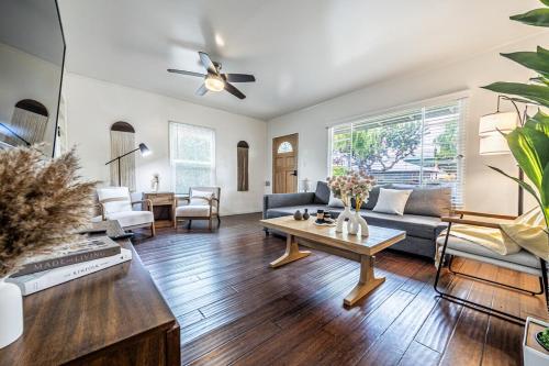 3BR Santa Monica Home Ideal for Groups — 4-Star Luxury Hotel in Los Angeles, United States