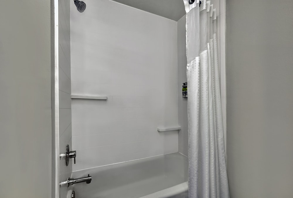 Holiday Inn Express Hotel & Suites Kansas City Grandview by IHG - photo 23
