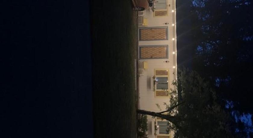 White Oak Motel & Cottages - photo 6