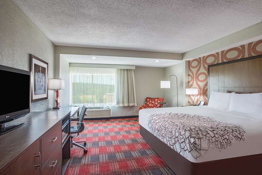 La Quinta Inn & Suites by Wyndham DC Metro Capital Beltway - photo 31