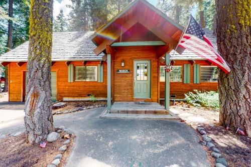 Tahoe Pines Cabin — 4-Star Luxury Hotel in Homewood, United States