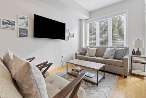 Mountain View Townhouse Fresh and Bright at Blue — 4-Star Luxury Hotel in Collingwood, Canada