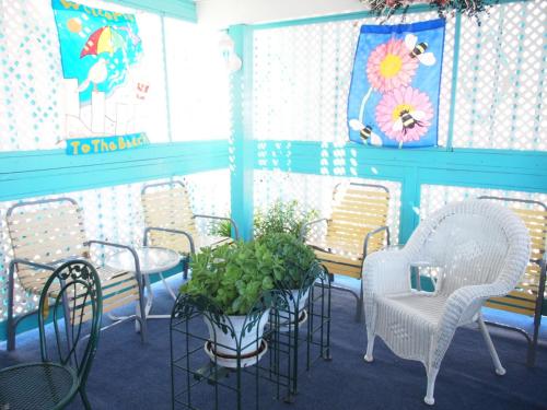 Suitcase Motel & Travel - photo 23