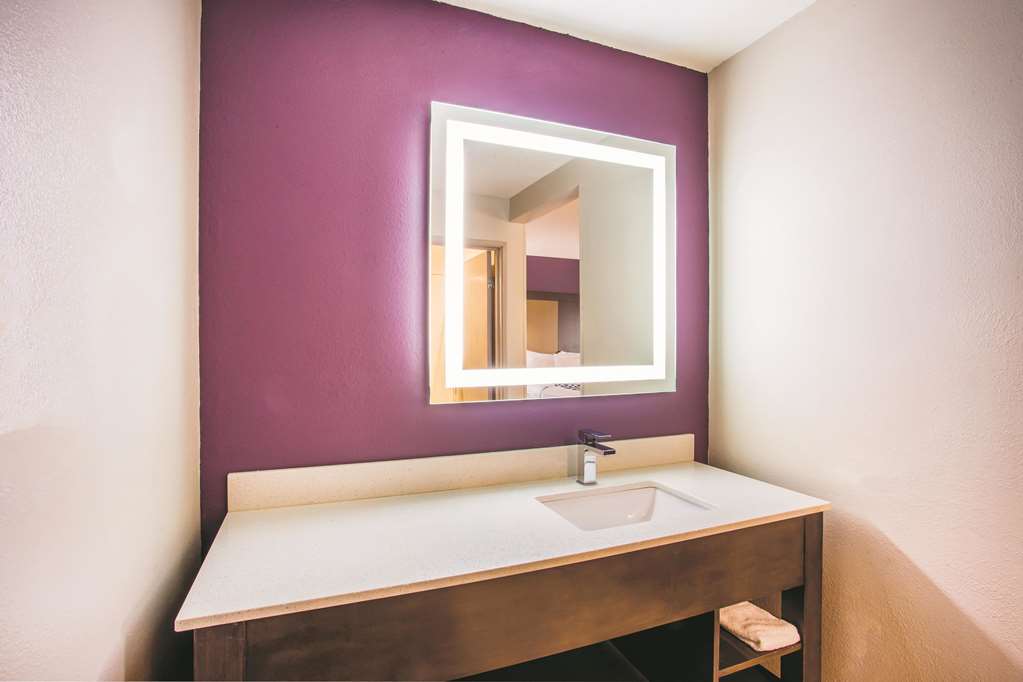 La Quinta Inn & Suites by Wyndham Cincinnati NE Mason - photo 19