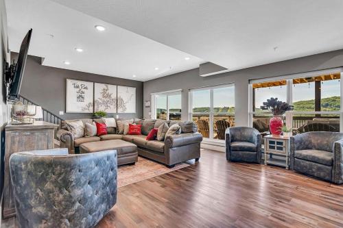 Give Us This Day Chalet — 4-Star Luxury Hotel in Hollister, United States