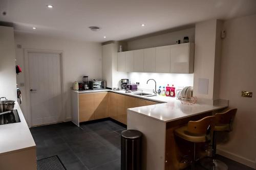 Exquisite cozy house close to Train Station and amenities — 4-Star Luxury Hotel in Harold Wood, United Kingdom