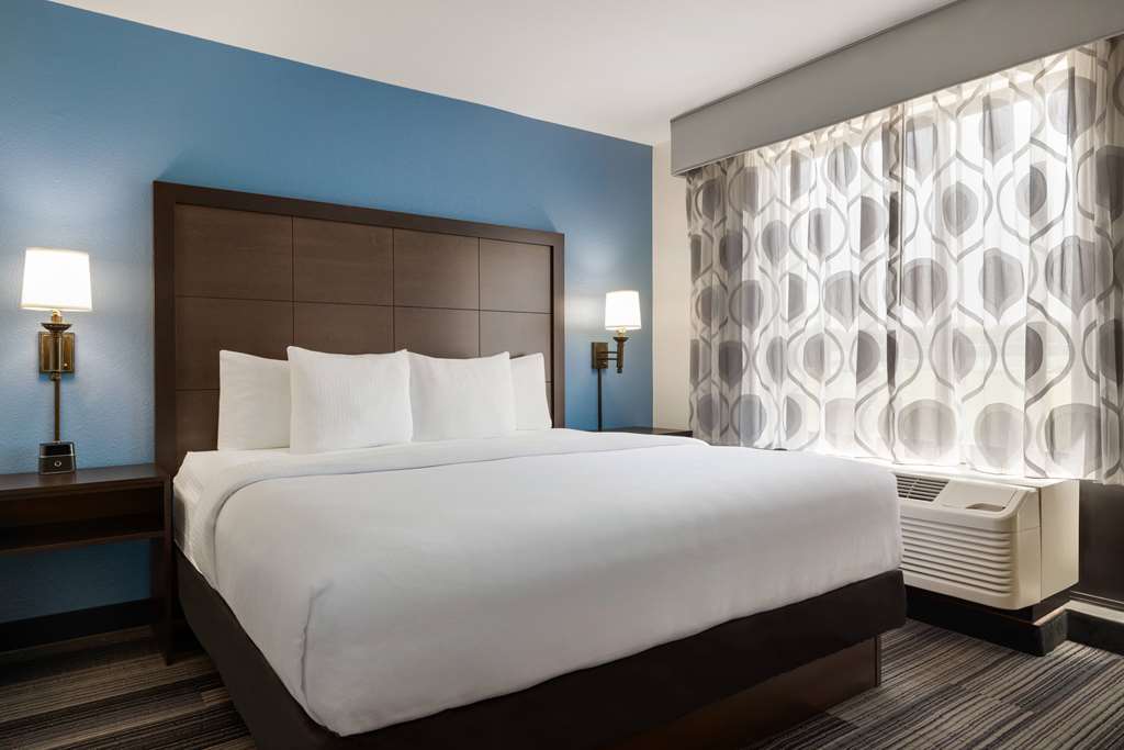 La Quinta Inn & Suites by Wyndham Springfield Airport Plaza - photo 29