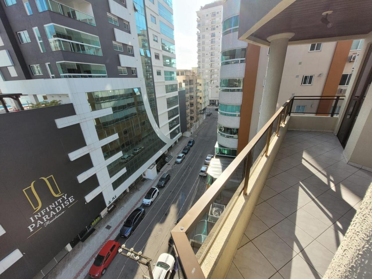 Apartamento 200 metros da praia 03 quartos com ar condicionado Meia Praia Itapema