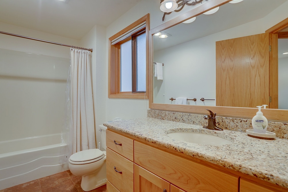 7 Cedar Private Cul de sac include Hot Tub with Forest View by RedAwning - photo 18