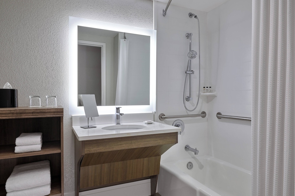 Delta Hotels by Marriott Chicago Willowbrook - photo 9