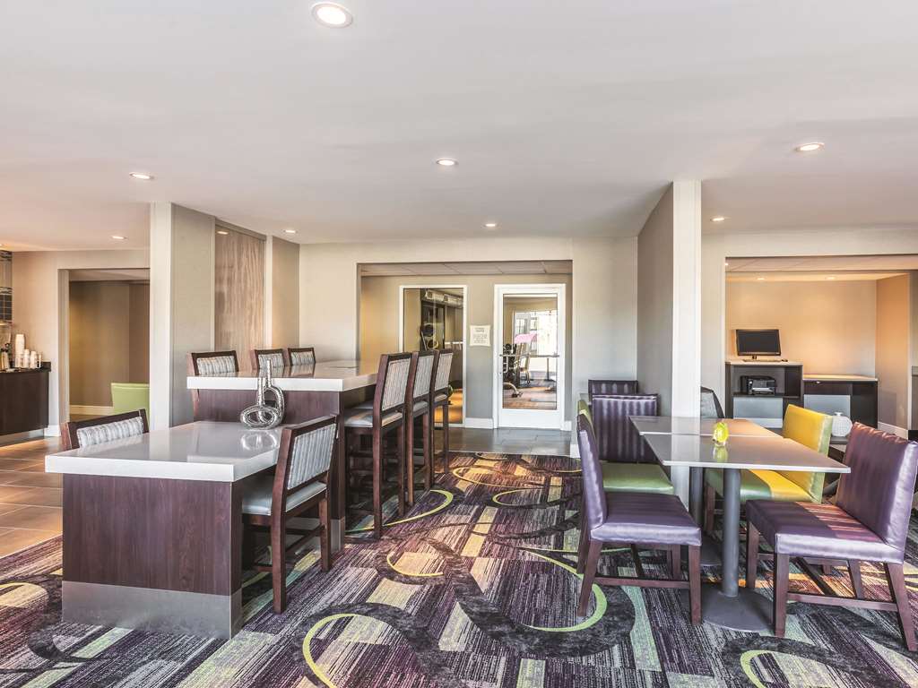 La Quinta Inn & Suites by Wyndham Atlanta Midtown Buckhead - photo 6
