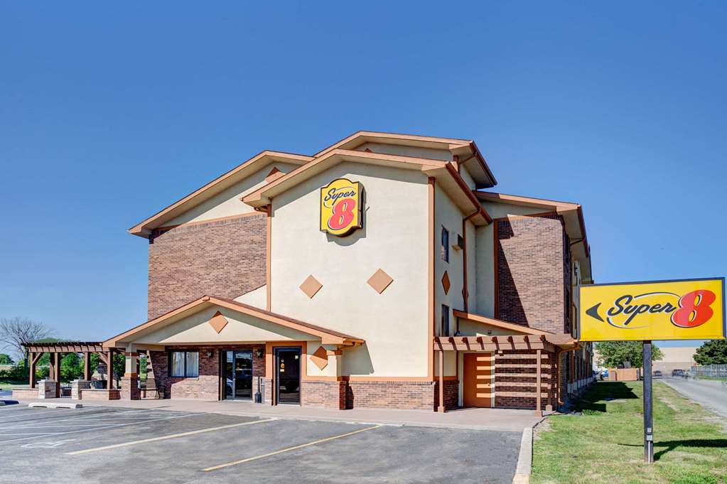 Super 8 by Wyndham Roseville Detroit Area - photo 4