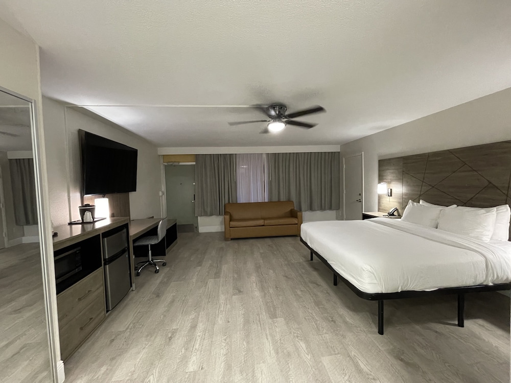 Quality Inn & Suites Airport Cruise Port Hollywood - photo 8