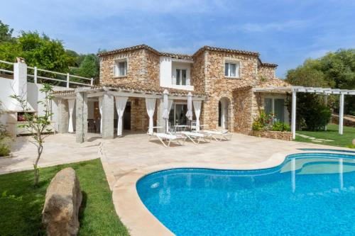 Villa Ginestra con piscina e giardino privato a 500 mt dal mare — 4-Star Luxury Hotel in Castiadas, Italy