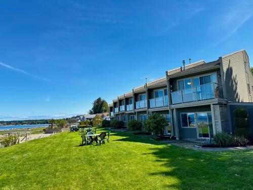 Shorewater Resort Beachfront King Bed Studio — hotel near Qualicum Beach Airport