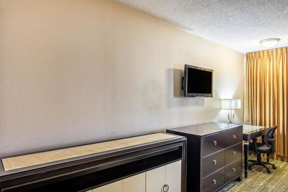 Rodeway Inn & Suites Fresno - photo 23