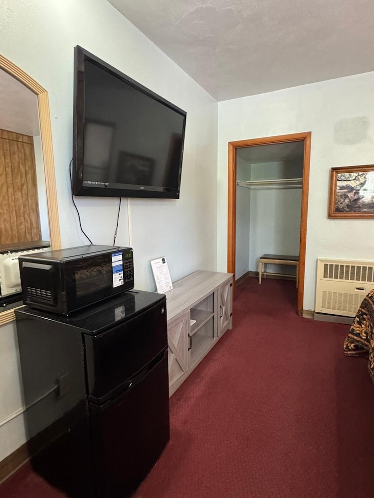 Hillcrest Motel - photo 22