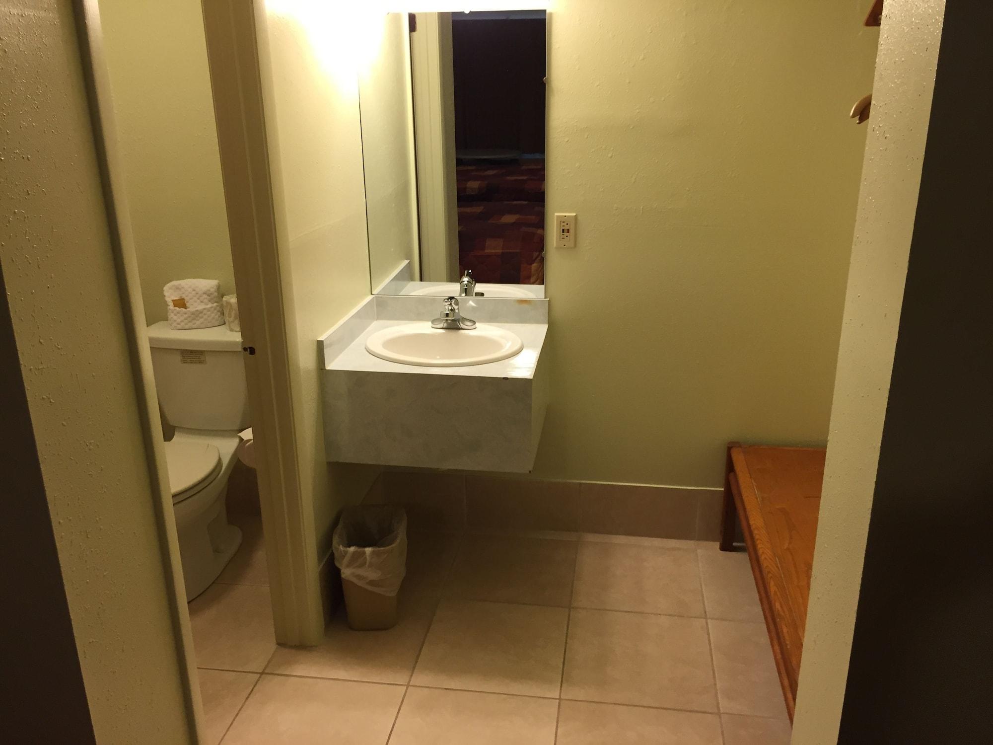 Sebring Inn - photo 17