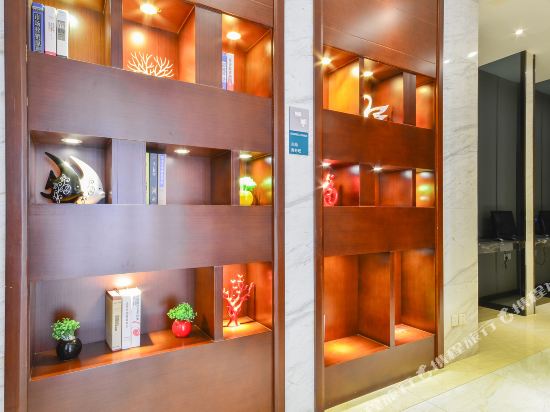 Chengshibianjiejiudianxiaoganxiaochanghuayuandadaodian in Xiaogan, People's Republic of China