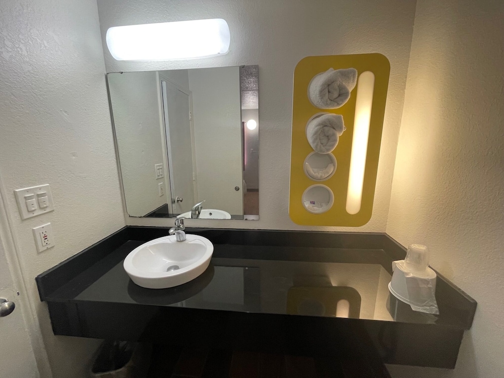 Motel 41 Evansville IN - photo 20