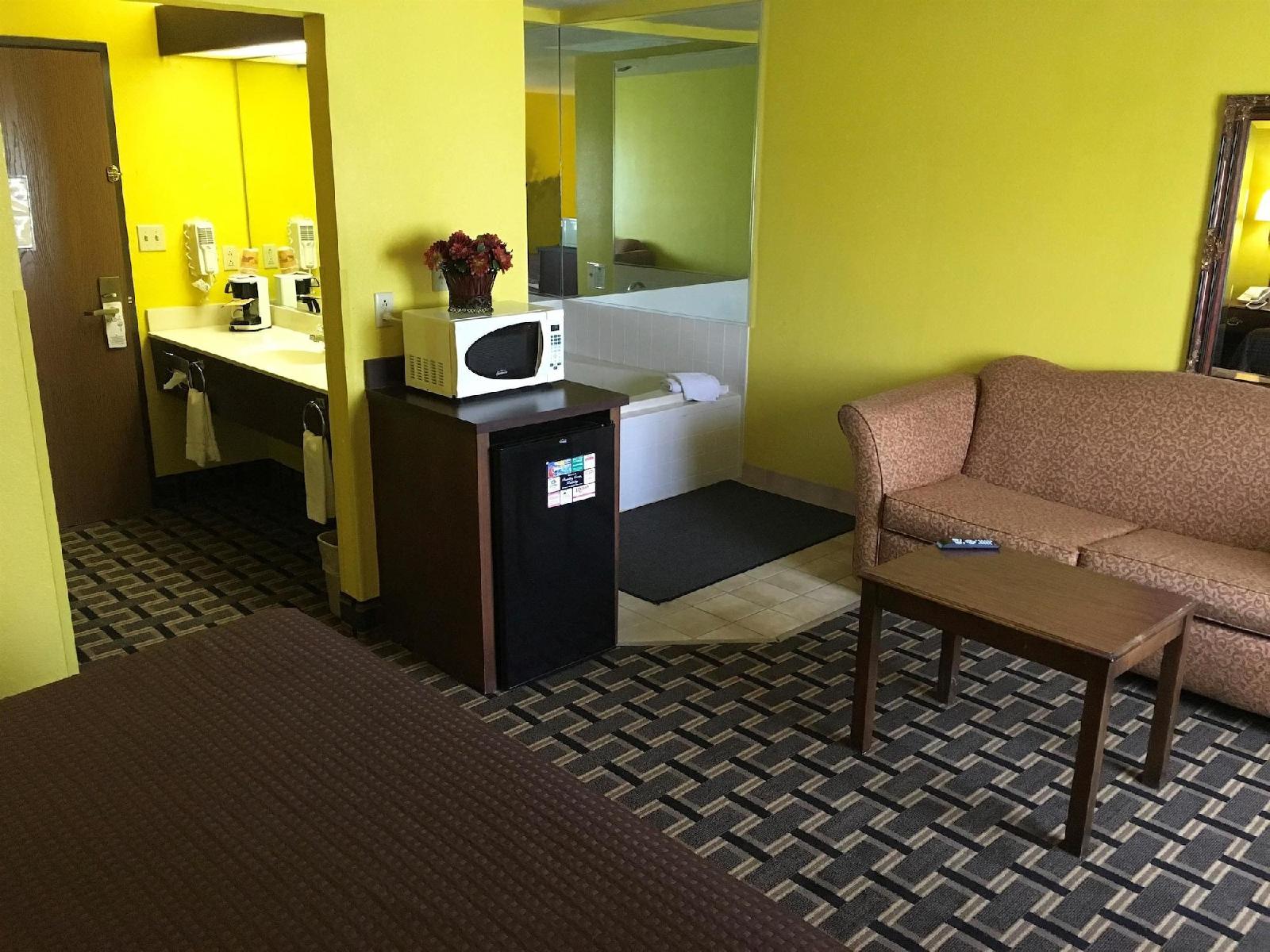 Country Hearth Inn & Suites Bowling Green - photo 14