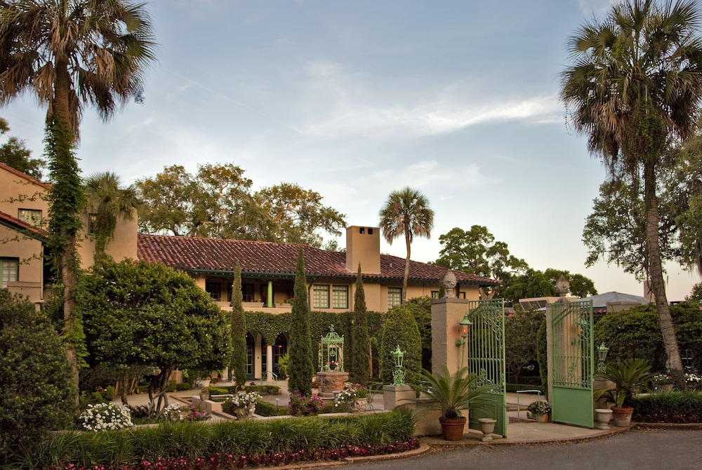 Club Continental - carbon neutral hotel in Orange Park