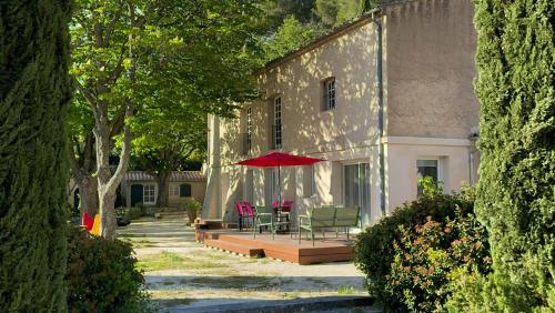 Au calme dans la campagne Aixoise entouré de cyprès in Aix-En-Provence, France