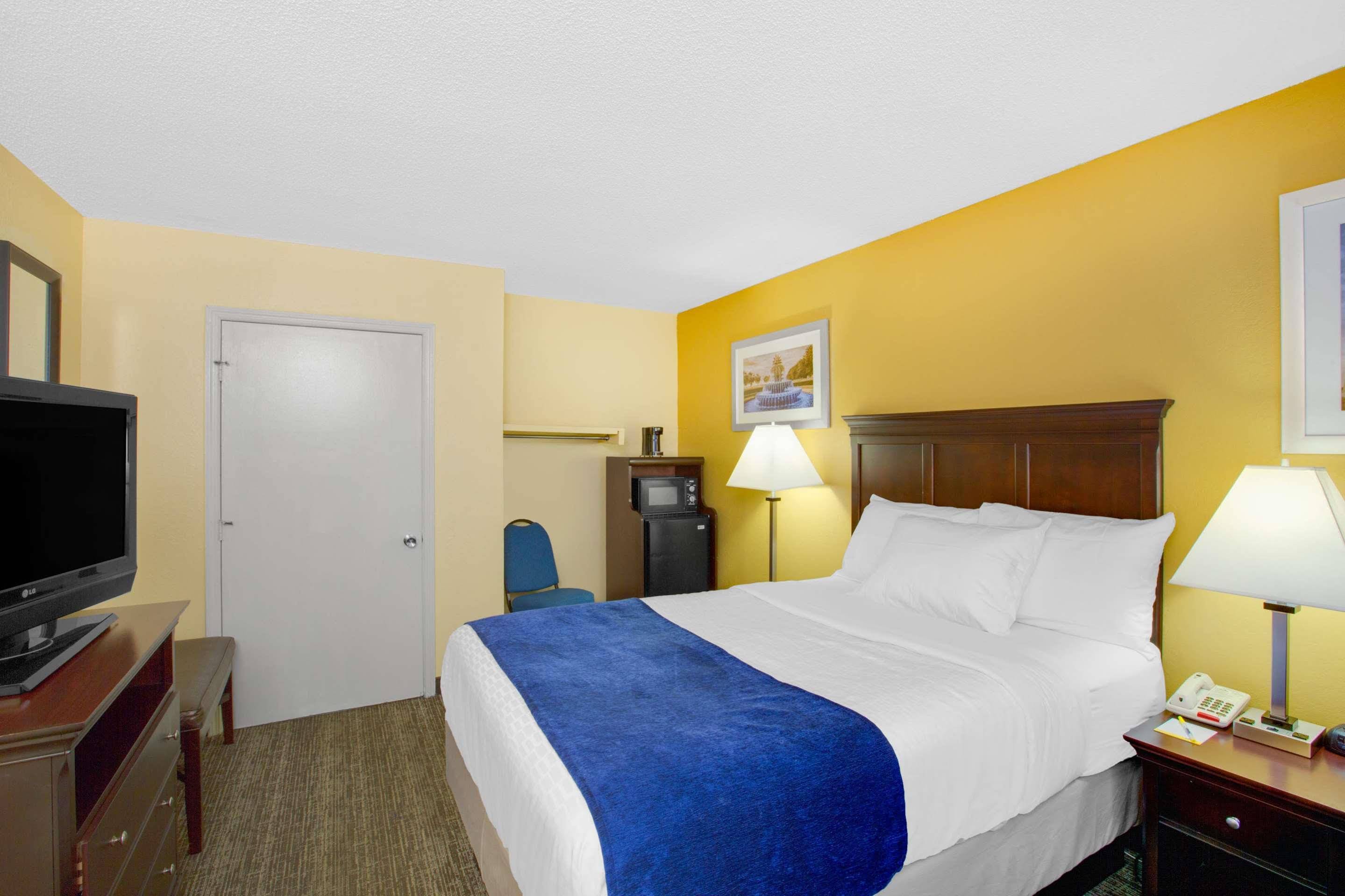 Days Inn by Wyndham Charleston Historic District - photo 11