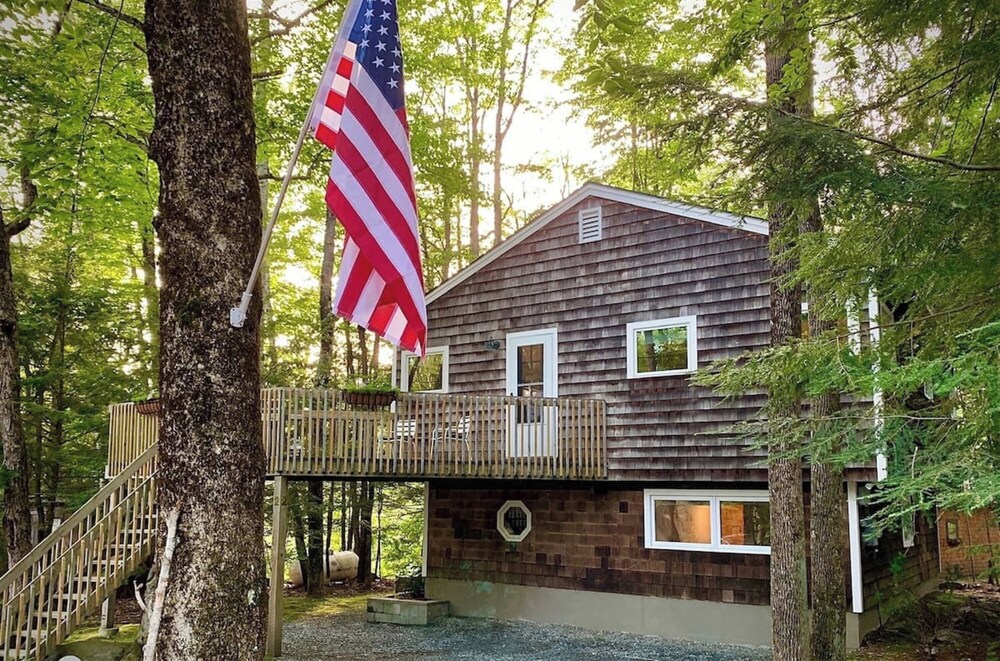 Guest House at Waters Edge — 4-Star Luxury Hotel in Sunapee, United States