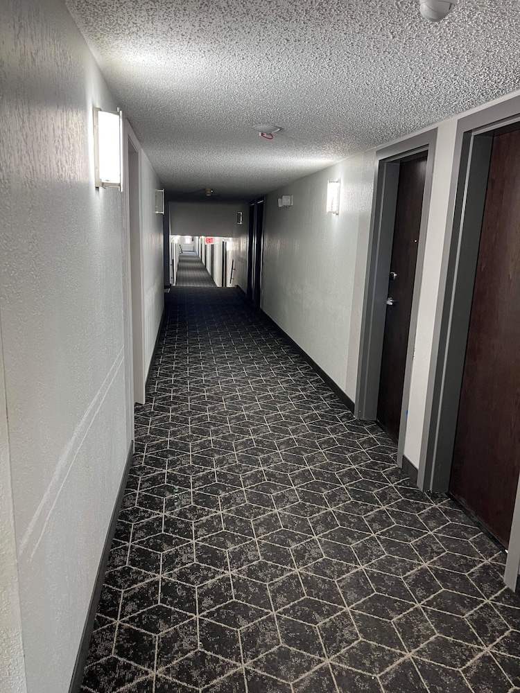 Days Inn by Wyndham Manitowoc - photo 17