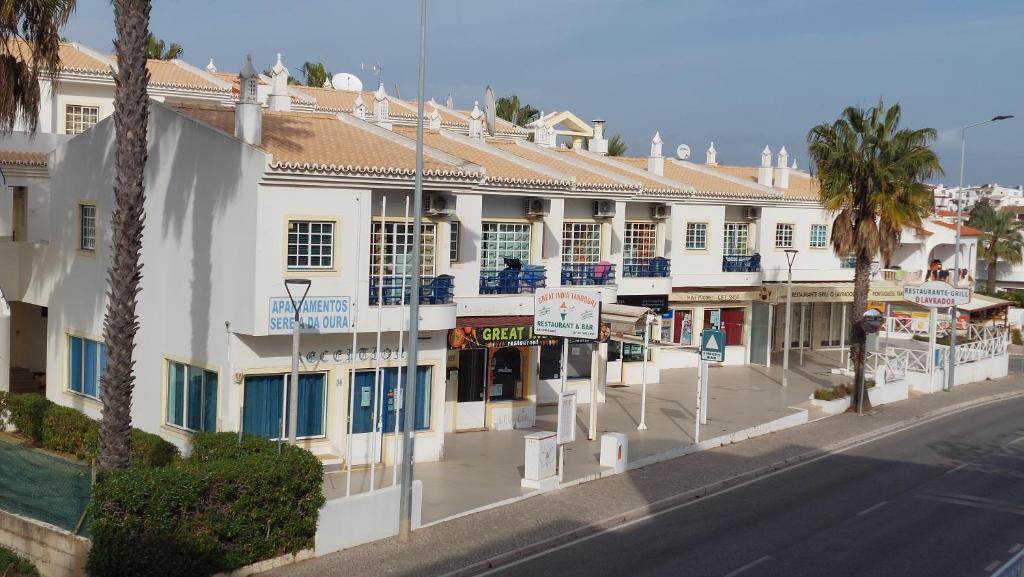 3 bedroom apartment in Oura Albufeira with amazing pool at walking distance to beach strip and old town WIFI and AC private condo — 4-Star Luxury Hotel in Albufeira, Portugal