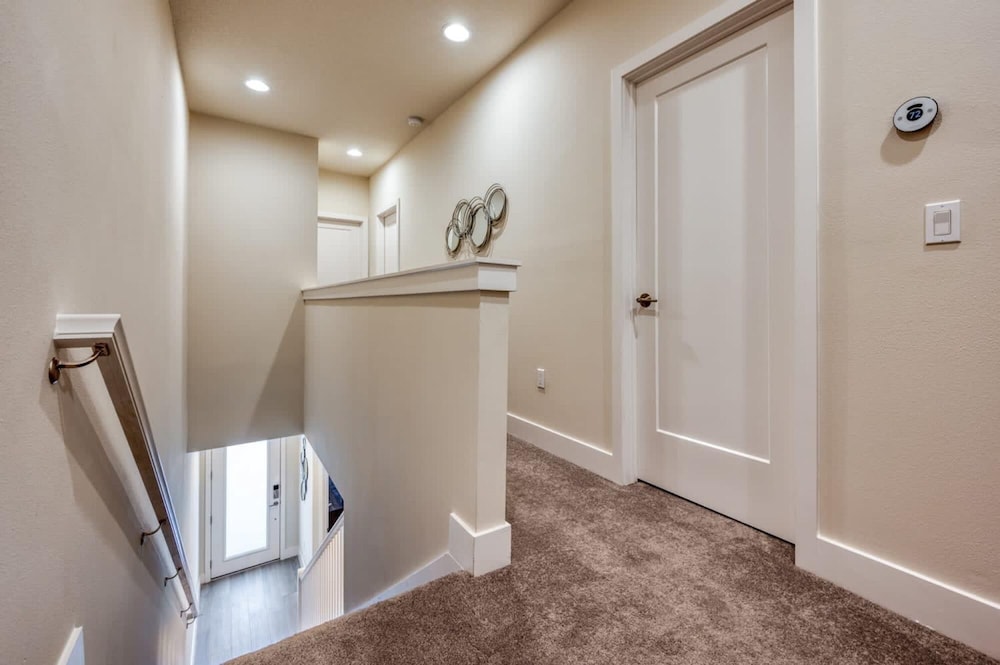 Spacious New Modern Retreat - photo 14