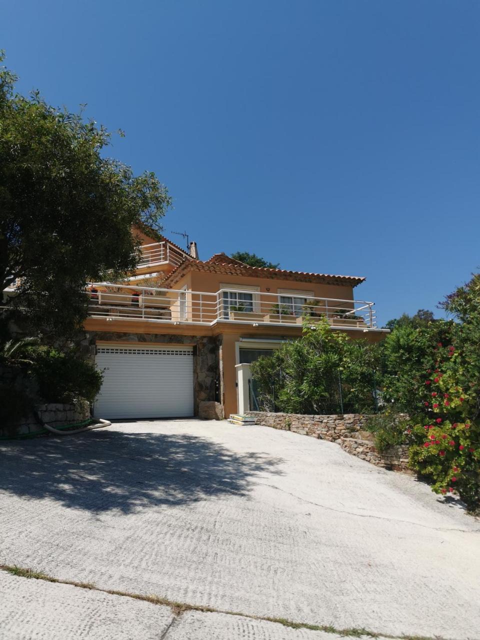 Ou Souleou Appartement 3 Etoiles Dans Villa SPA Beton Jardin Vue Mer Et Colline — 4-Star Luxury Hotel in Bormes-Les-Mimosas, France