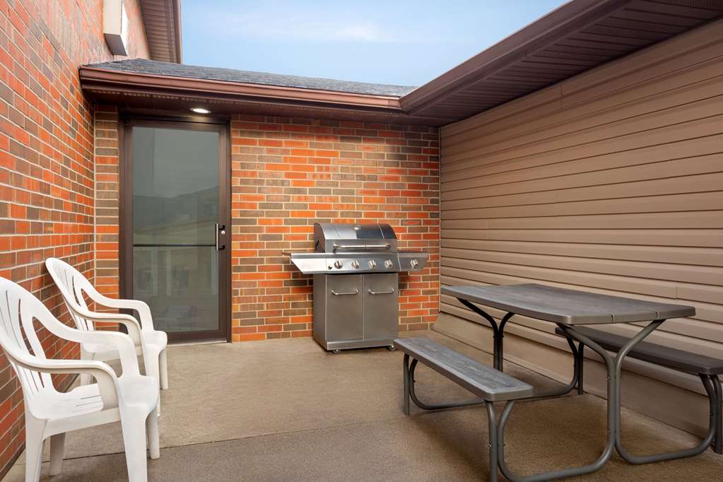 Howard Johnson by Wyndham Waterloo Cedar Falls - photo 38