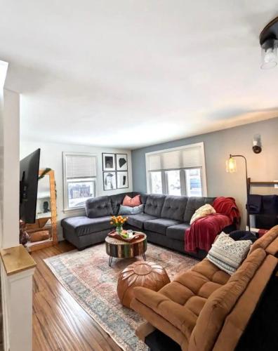 Hot tub Home 20 minutes from Niagara Falls — 4-Star Luxury Hotel in North Tonawanda, United States