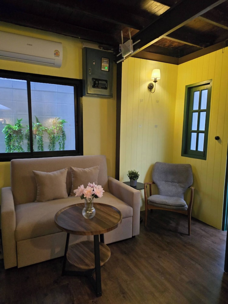 Homey Home UP Themed Near MRT Samyot