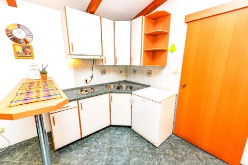Apartmani Vanja — 4-Star Luxury Hotel in Pag, Croatia