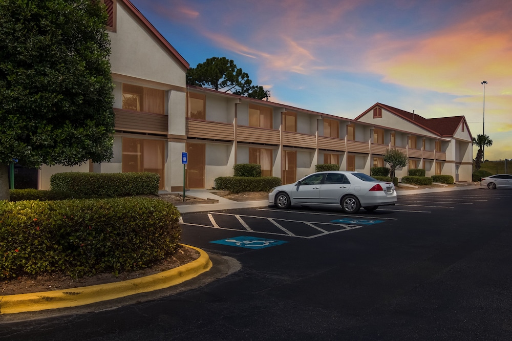 Red Roof Inn & Suites Brunswick I 95 - photo 32