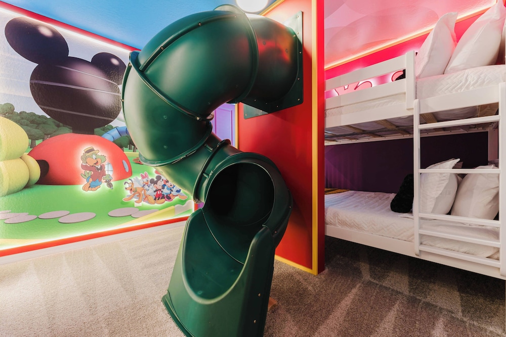 Stunning 8BR Pool Gameroom Minutes to Disney in Clermont, United States