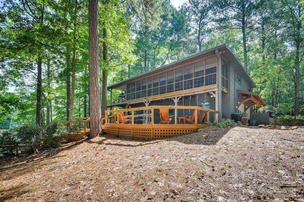 Spacious Alexander City Retreat w Private Dock in Alexander, United States