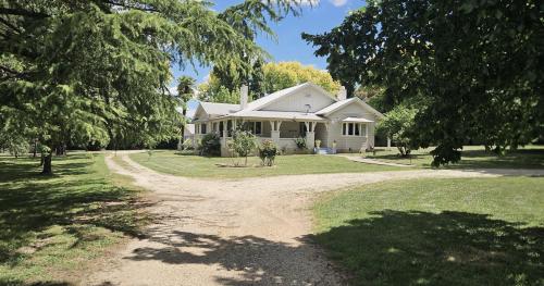 The Avenue Anahdale Hidden 2.7 Acre Estate in town