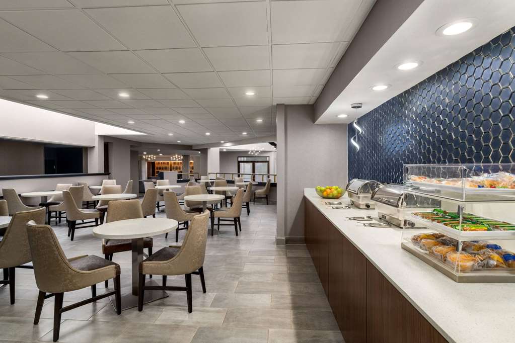 La Quinta Inn & Suites by Wyndham Round Rock North - photo 36
