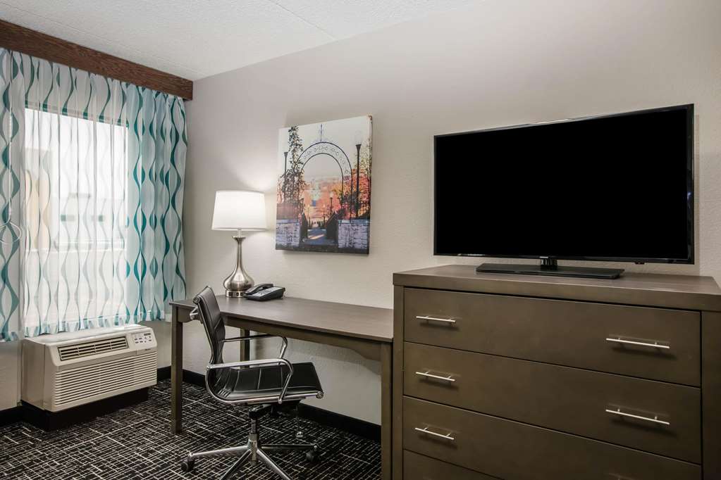La Quinta Inn by Wyndham Davenport & Conference Center - photo 23