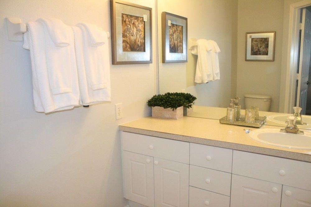 Veteran Owned 3bdr 3 bath Townhouse w WiFi 3mi to Disney Fall Winter Specials — 4-Star Luxury Hotel in Kissimmee, United States