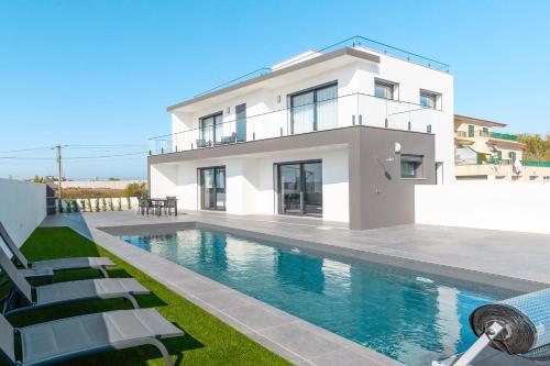 Dream Villa with ocean view — 4-Star Luxury Hotel in Lourinha, Portugal