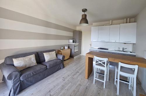 Viky's Apartment by Goccia di Lago — 4-Star Luxury Hotel in Padenghe Sul Garda, Italy