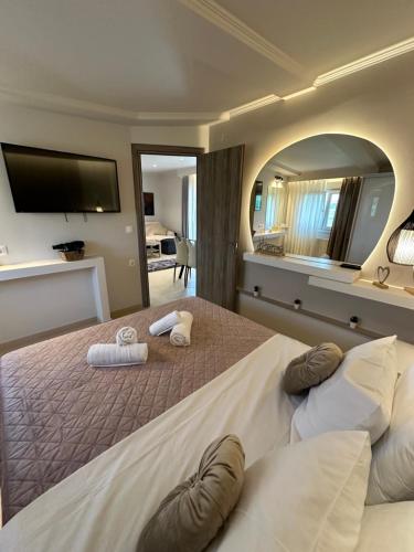 Luxury Suite with Jacuzzi — 4-Star Luxury Hotel in Epanomi, Greece